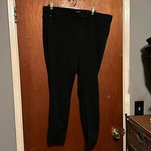 Curve Appeal essential skinny pants
Soft breathable fabric
Size 16